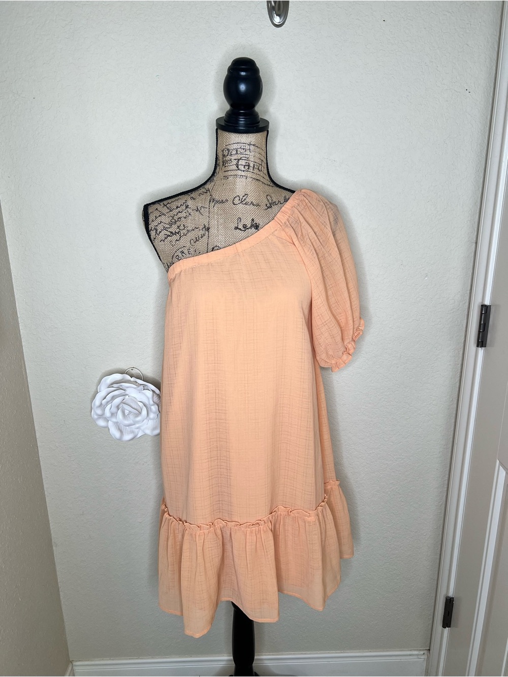 NTM: Le Lis Aster One Shoulder Ruffle Mini Dress Peach Medium NWT